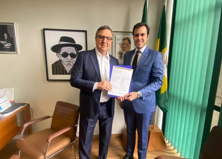 Deputado Danilo Forte (CE) recebe a carta do assessor de Relações Institucionais da CACB, João Faustino