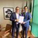 Deputado Danilo Forte (CE) recebe a carta do assessor de Relações Institucionais da CACB, João Faustino